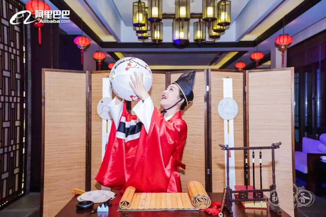 漢服盛典晚會(huì)身著紅衣漢服的少女