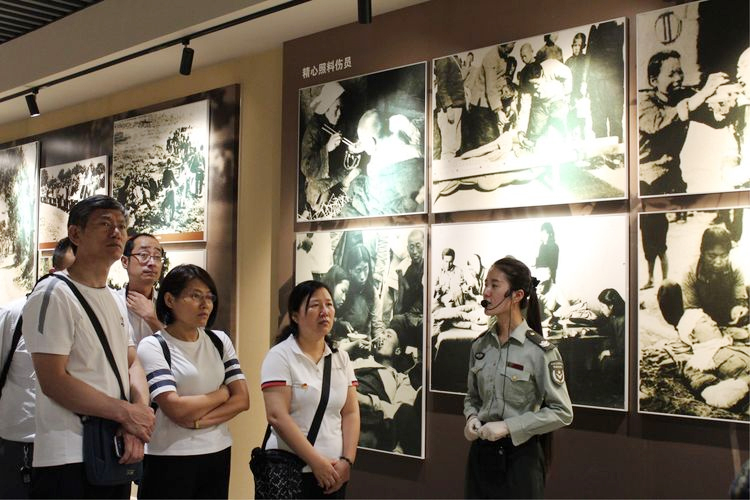 聽講解員講述紅色經(jīng)典