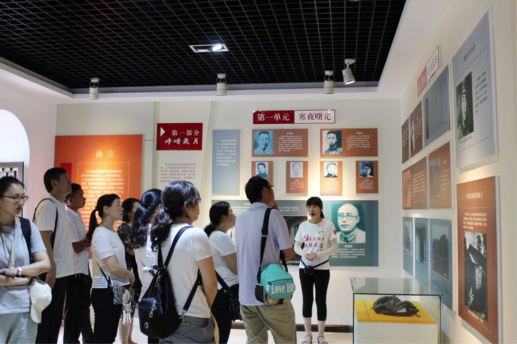 講解員講述紅色故事