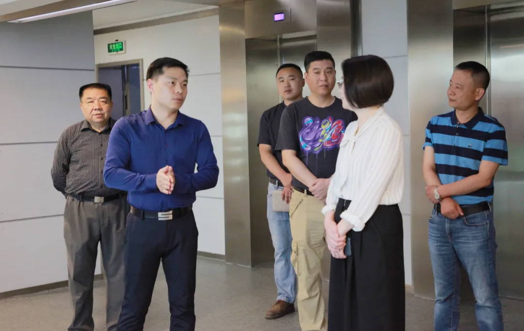 伍方董事長滕慶磊向王國珍等領導匯報工作