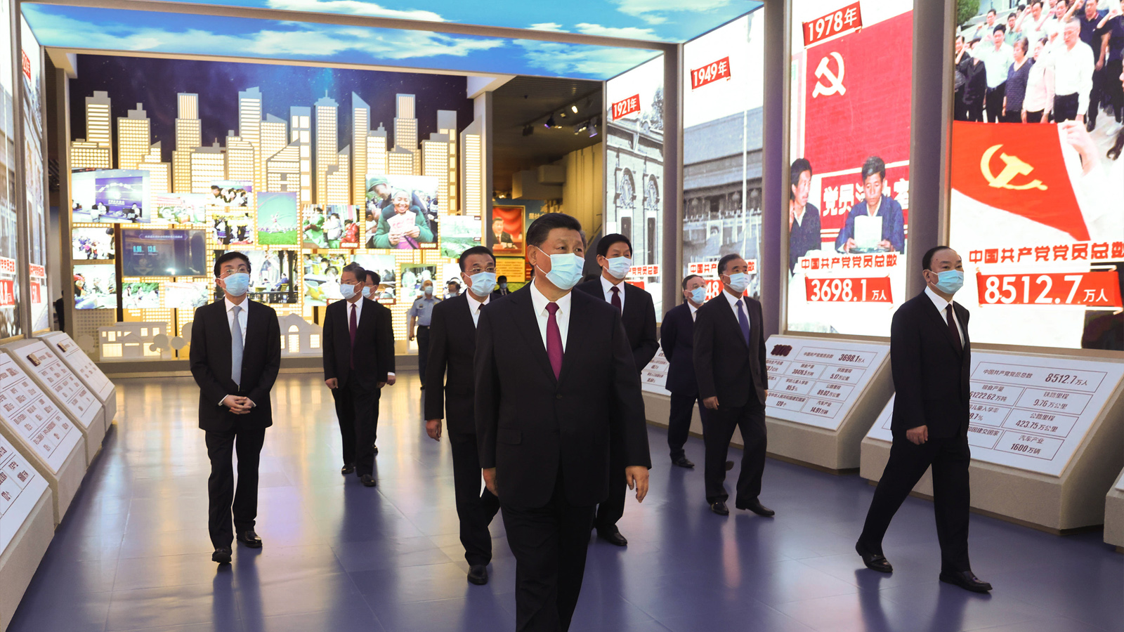 習(xí)近平等黨和國家領(lǐng)導(dǎo)人參觀“‘不忘初心、牢記使命’中國共產(chǎn)黨歷史展覽”