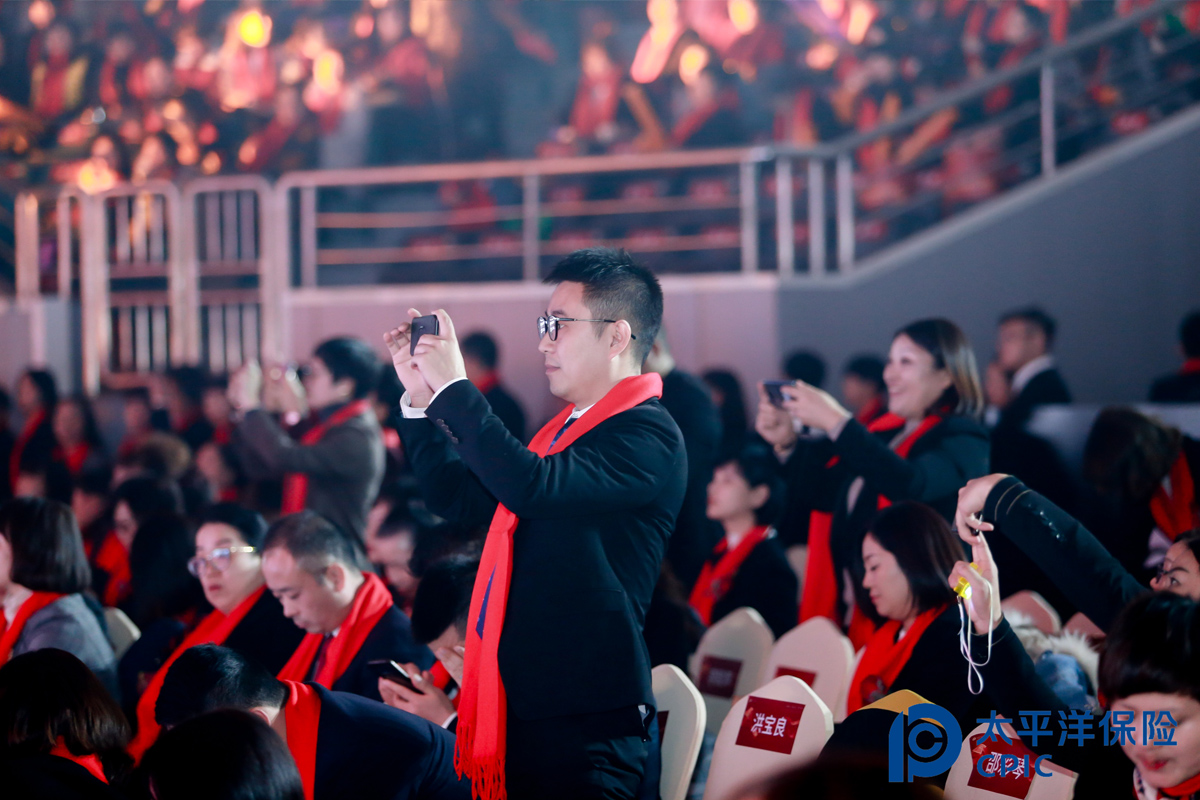 貼在椅子上的座位帖