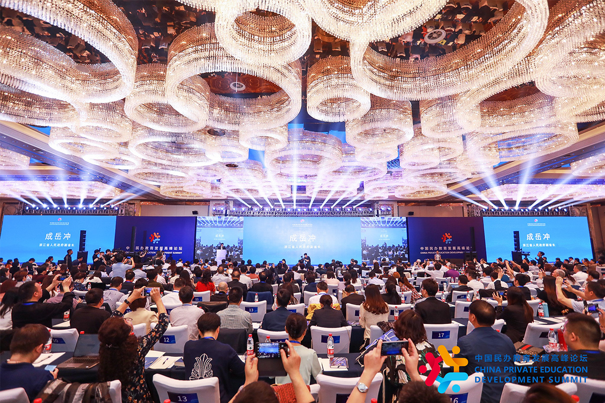 采用藍(lán)底白字的數(shù)字編號(hào)座位帖