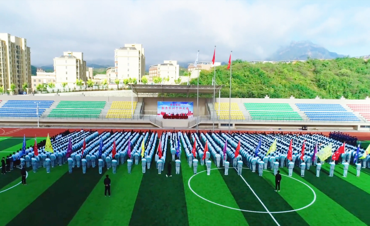 學校新生軍訓誓師大會現(xiàn)場
