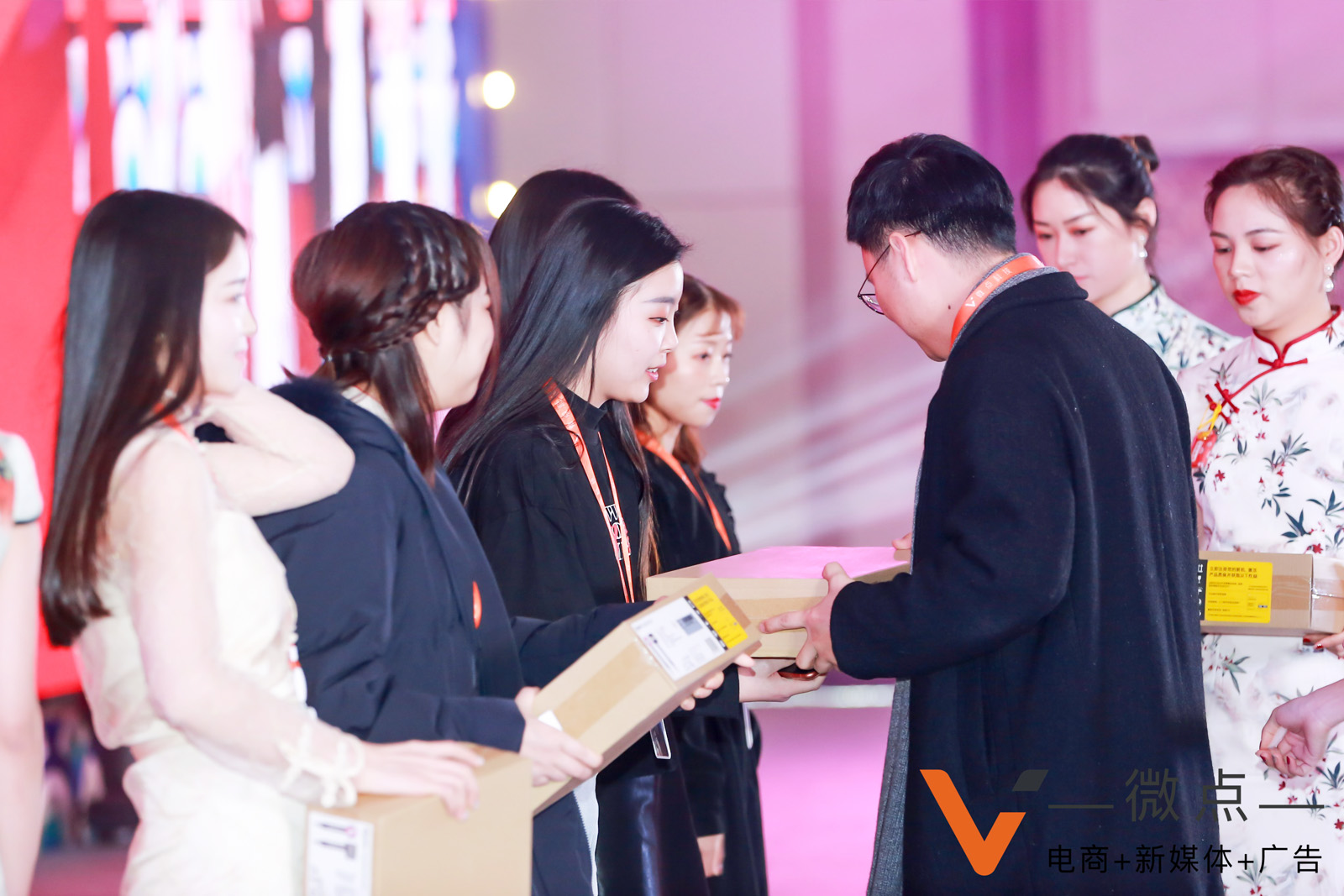 禮儀人員為年會(huì)晚宴抽獎(jiǎng)幸運(yùn)嘉賓頒發(fā)獎(jiǎng)品