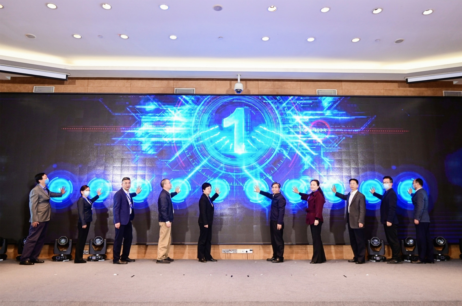 嘉賓手按大屏幕現(xiàn)場(chǎng)啟動(dòng)簽約儀式