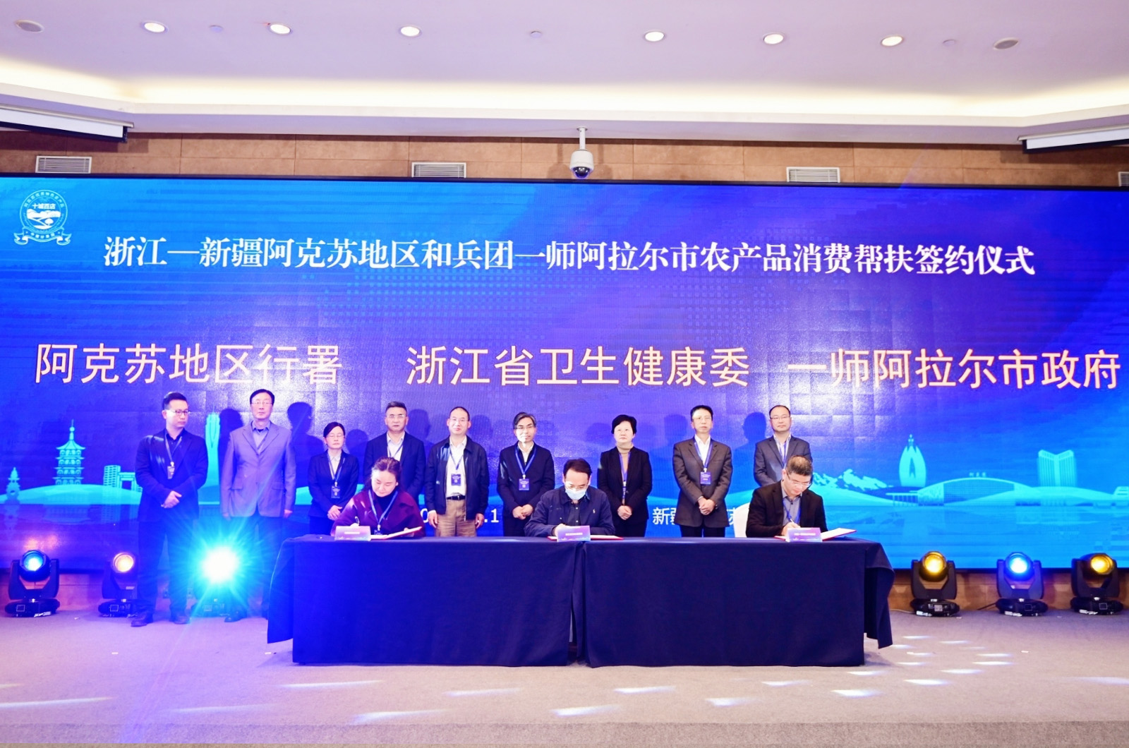 嘉賓現(xiàn)場(chǎng)紙質(zhì)簽約