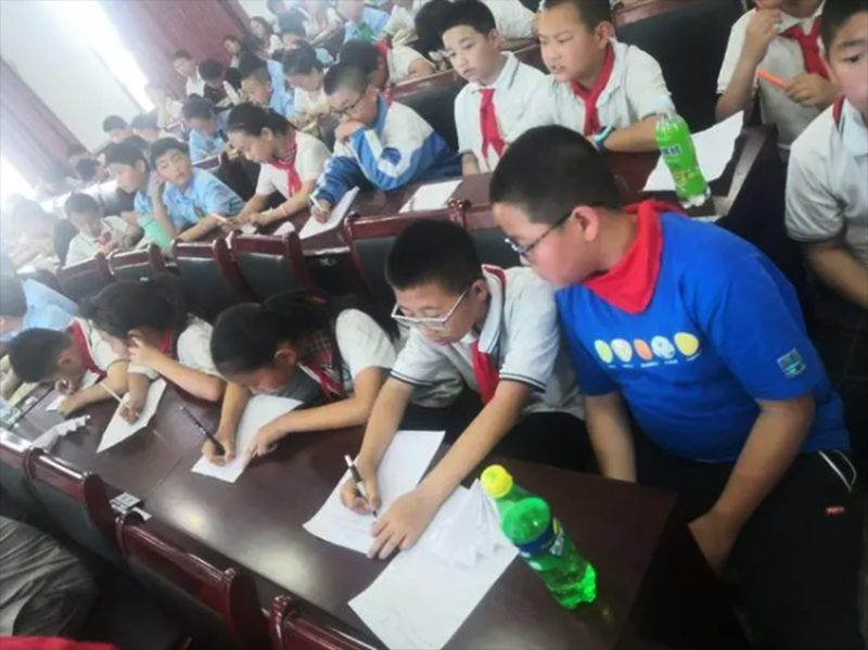 校園知識(shí)競(jìng)賽現(xiàn)場(chǎng)