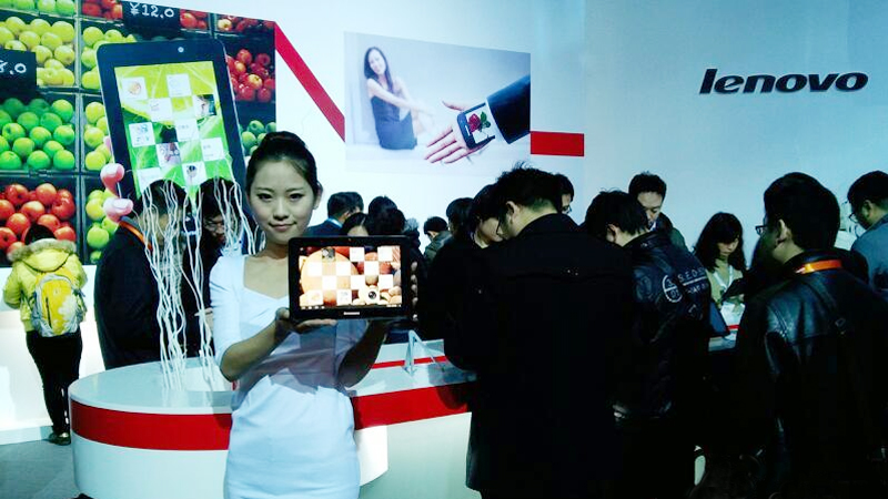 發(fā)布會(huì)現(xiàn)場體驗(yàn)區(qū)模特展示新品