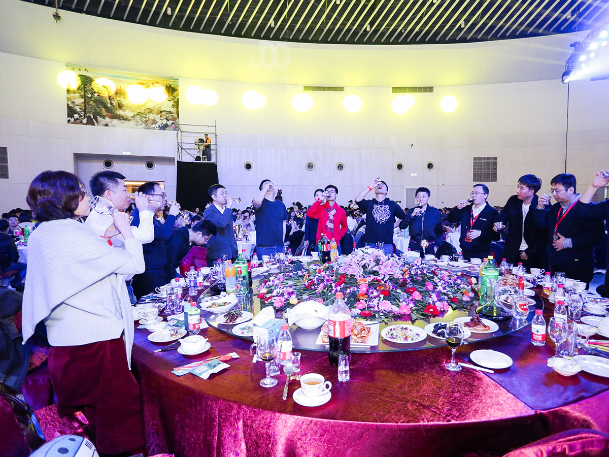 年會(huì)晚宴敬酒場(chǎng)景