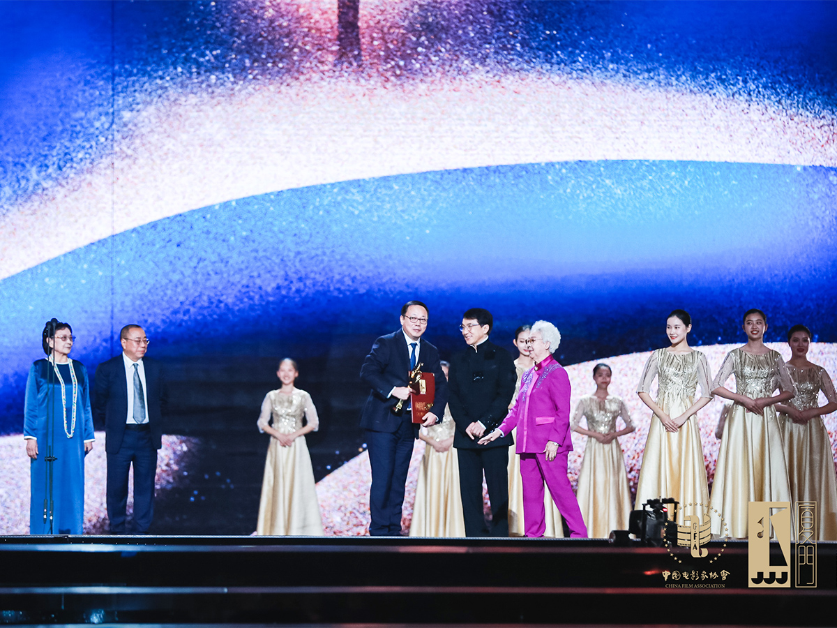 嘉賓為獲獎?wù)哳C獎