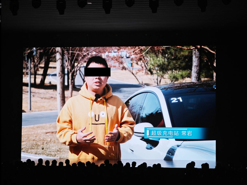 小米SU7汽車(chē)發(fā)布會(huì)現(xiàn)場(chǎng)創(chuàng)意視頻加入了眾多汽車(chē)自媒體博主點(diǎn)評(píng)畫(huà)面