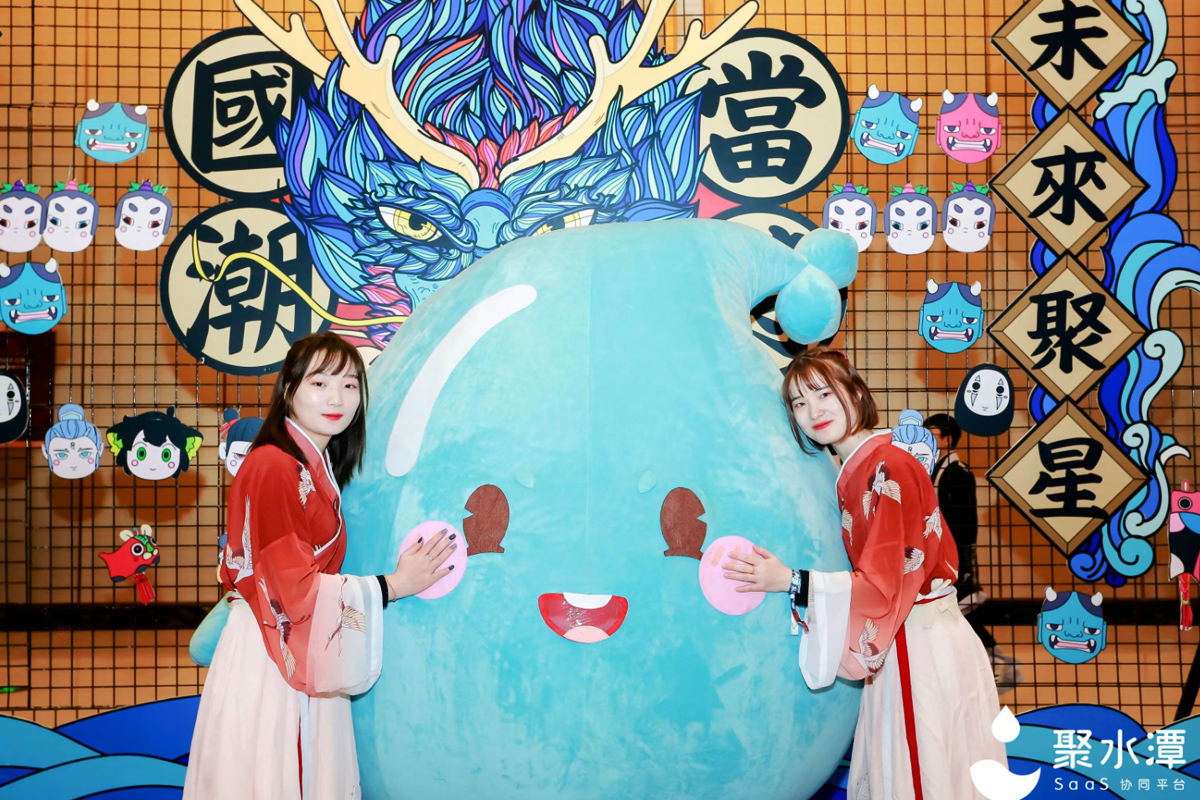 公司年會角色扮演入場拍照打卡