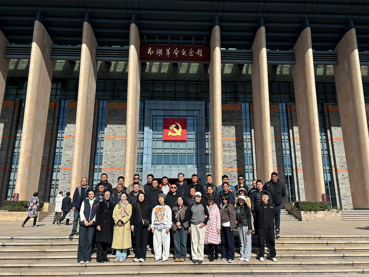 學(xué)員們?cè)谀虾锩o(jì)念館留影
